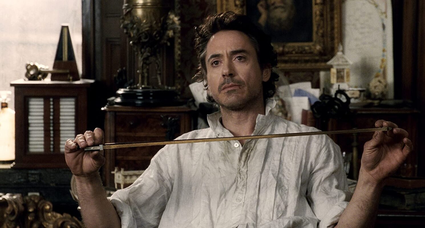 Robert Downey Jr - Astro de primeira grandeza em Hollywood, detentor de prêmios e indicado 3 vezes ao Oscar, é popular como o "Homem de Ferro", da Marvel. Viveu Sherlock Holmes na sequência de filmes (1 e 2) dirigidos por Guy Ritchie em 2009 e 2012. E que agora, sob direção de Dexter Fletcher, ganha o número 3, para lançamento sem data prevista. 