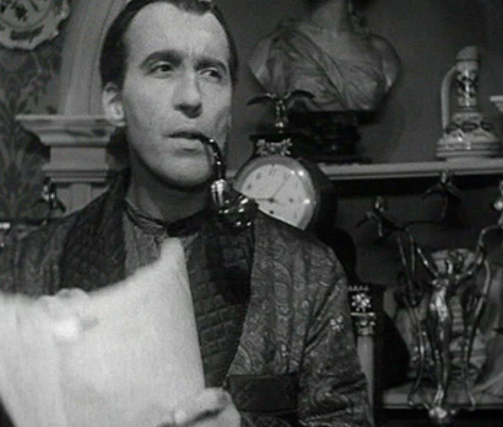 Christopher Lee - O ator famoso na pele de Drácula no cinema e mais tarde como o vilão Saruman de "Senhor dos Anéis", viveu Sherlock Holmes em "O Cão dos Baskervilles", em 1959, e em "Sherlock Holmes e o Colar Mortal", uma produção alemã e francesa de 1962. 