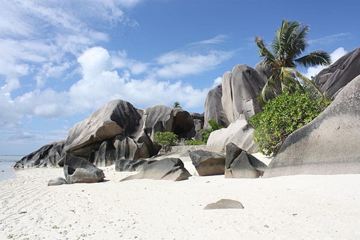 A praia, cercada de Palmeiras e com mar azul turquesa, é uma das mais fotografadas e belas do mundo todo. 

