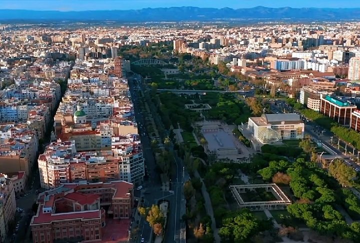 Com quase 790 mil habitantes, Valência, onde a caverna está localizada, fica na costa leste da Espanha e é a terceira maior cidade do país. 