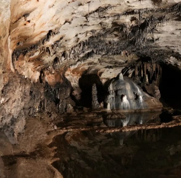 "As inscrições e a moeda fornecem evidências irrefutáveis ??de que o santuário continuou a ser usado ou foi reaproveitado pelos romanos", ressaltou Aitor Ruiz-Redondo, professor na Universidade de Zaragoza e um dos líderes da exploração.