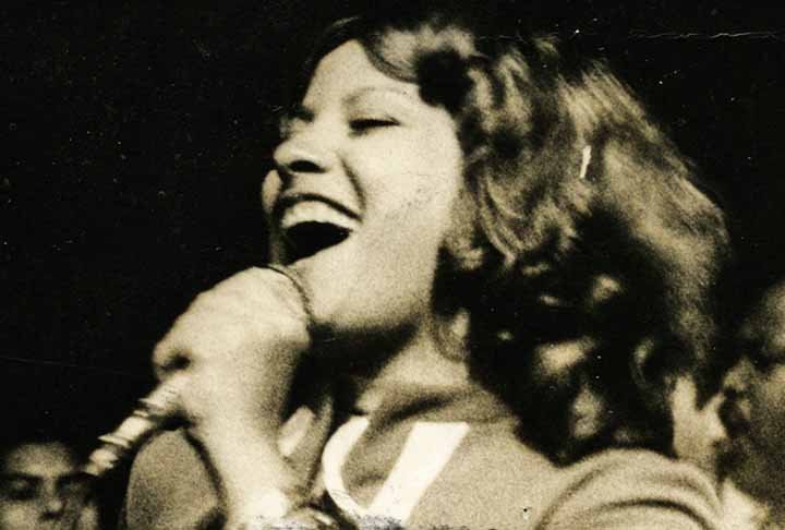 CaÃ§ula de sete filhos, ela perdeu os pais muito cedo, ambos vÃ­timas de problemas de saÃºde, e foi criada pela irmÃ£ mais velha, Maria GonÃ§alves. 

