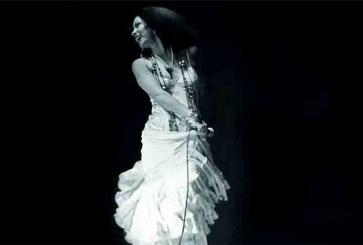 Durante um perÃ­odo em que morou na capital Belo Horizonte, Clara Nunes deu inÃ­cio Ã  carreira musical em programas de rÃ¡dio locais. Nessas apresentaÃ§Ãµes, a voz potente passou a fazer sucesso entre os ouvintes mineiros. 
