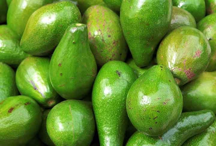 Em média, o abacate tem pegada de carbono de cerca de 2,5 kg de CO?, equivalente (kg CO?e) por kg de produto. Este número representa o total de gases do efeito estufa resultantes da produção e do transporte do fruto.  