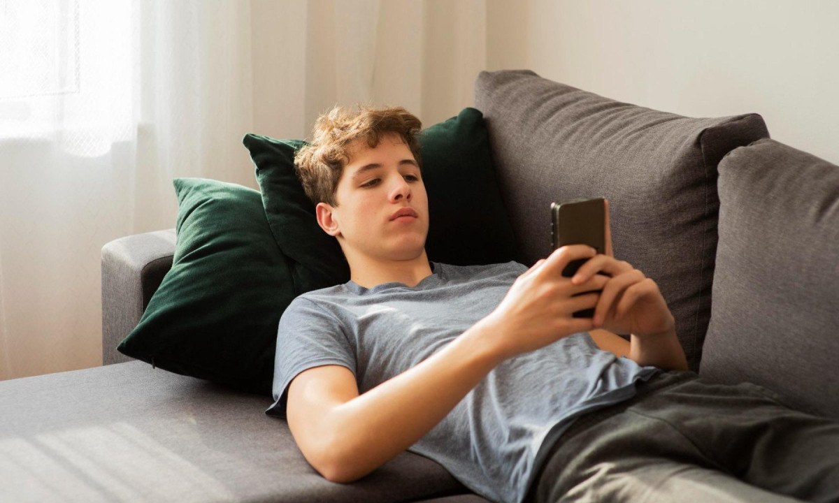 Pesquisa internacional revela que sedentarismo entre adolescentes  provoca transtornos mentais nesse grupo, devido ao isolamento decorrente de quest&otilde;es como inova&ccedil;&atilde;o tecnol&oacute;gica e uso frequente do celular  -  (crédito: Freepik)