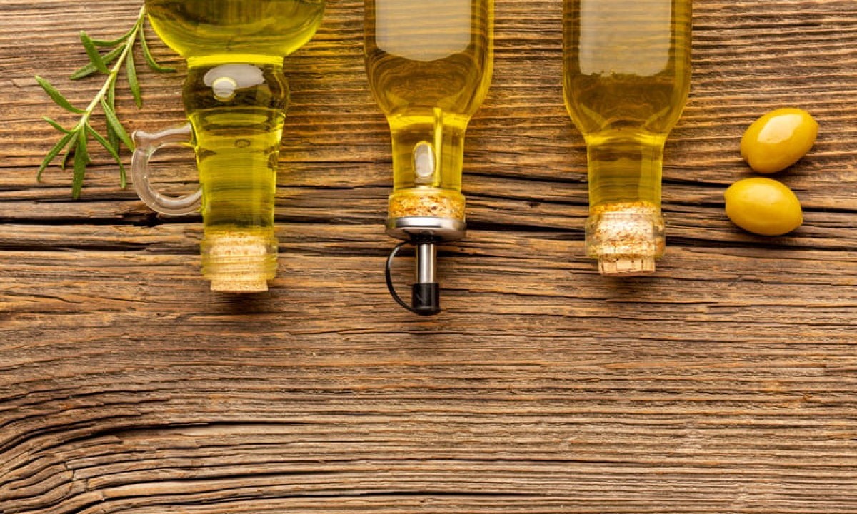 O azeite de oliva extravirgem costuma ser misturado com Ã³leos de menor qualidade, como soja ou girassol, devido ao seu preÃ§o elevado. A falta de regulamentaÃ§Ã£o rÃ­gida e a dificuldade de autenticar a pureza facilitam a fraude. -  (crédito: Freepik)