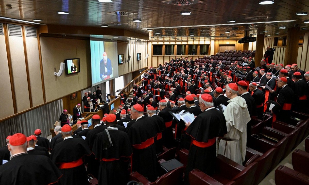 Cardeais durante a quinta reunião da congregação no Vaticano -  (crédito: Mario Tomassetti /VATICAN MEDIA /AFP)