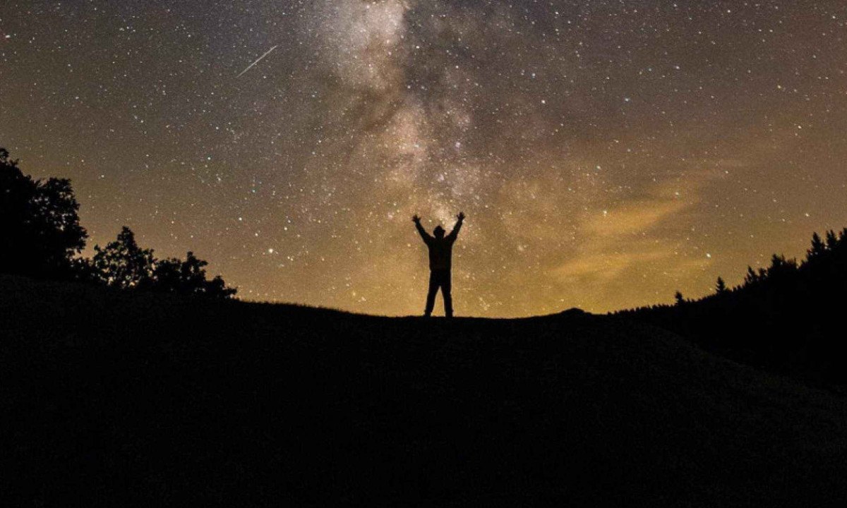 Desse penhasco, próximo às estrelas, tento agarrá-las. Mas abril não deixa. - (crédito: Pixabay) Desse penhasco, próximo às estrelas, tento agarrá-las. Mas abril não deixa. - (crédito: Pixabay)