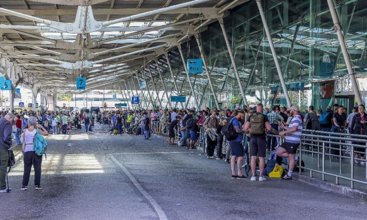 Apagão provoca grande movimentação de passageiros no Aeroporto Humberto Delgado, na cidade de Lisboa, na tarde desta segunda-feira (28/4) -  (crédito: Isidro Gomes/Ato Press/Folhapress)