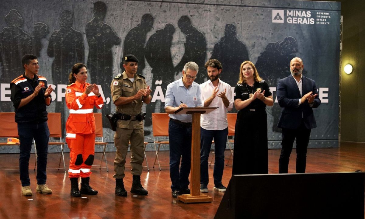 Zema assina benefícios aos policiais - (crédito: Gil Leonardi/ImprensaMG) Zema assina benefícios aos policiais - (crédito: Gil Leonardi/ImprensaMG)