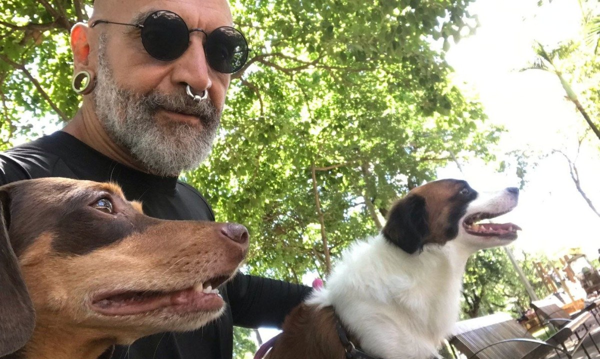 Marco Antonio de Oliveira recebeu notificação do condomínio afirmando que regulamento exige que animais sejam carregados no colo ao circular pela área comum do prédio -  (crédito: Arquivo pessoal)
