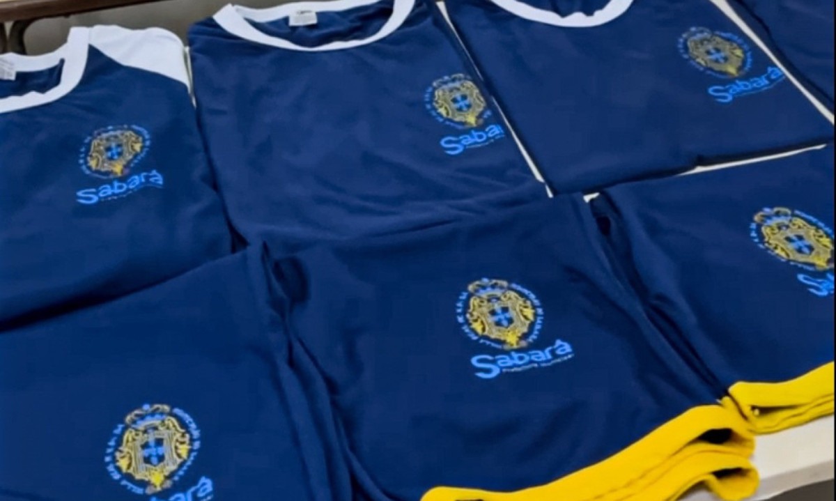 Uniformes escolares que ser&atilde;o distribu&iacute;dos nas escolas municipais de Sabar&aacute; -  (crédito: Imagem: Prefeitura de Sabar&aacute;/Divulga&ccedil;&atilde;o)
