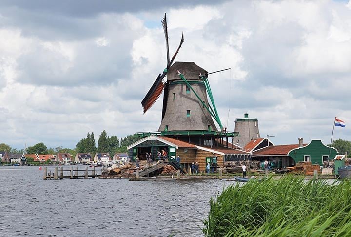 O “Het Jonge Schaap” é um desses seis moinhos da região. Foi construído em 1680 e demolido em 1942. Mas uma réplica foi erguida entre 2005 e 2007 com a função de serrar madeira, em um processo lento, com a força do vento. Reaberto dois anos depois, no decorrer da visitação é possível vê-lo em ação. 