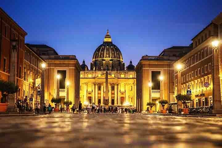 Com a morte do Papa Francisco, o mundo católico aguarda pela eleição do novo pontífice no conclave que irá começar no dia 7 de maio - data confirmada pelo Vaticano. O site especializado “Colégio de Cardeais” listou 22 fortes candidatos a assumir o trono de São Pedro. Veja a seguir quem são esses “papáveis”!
-Imagem de Leonhard Niederwimmer por Pixabay
