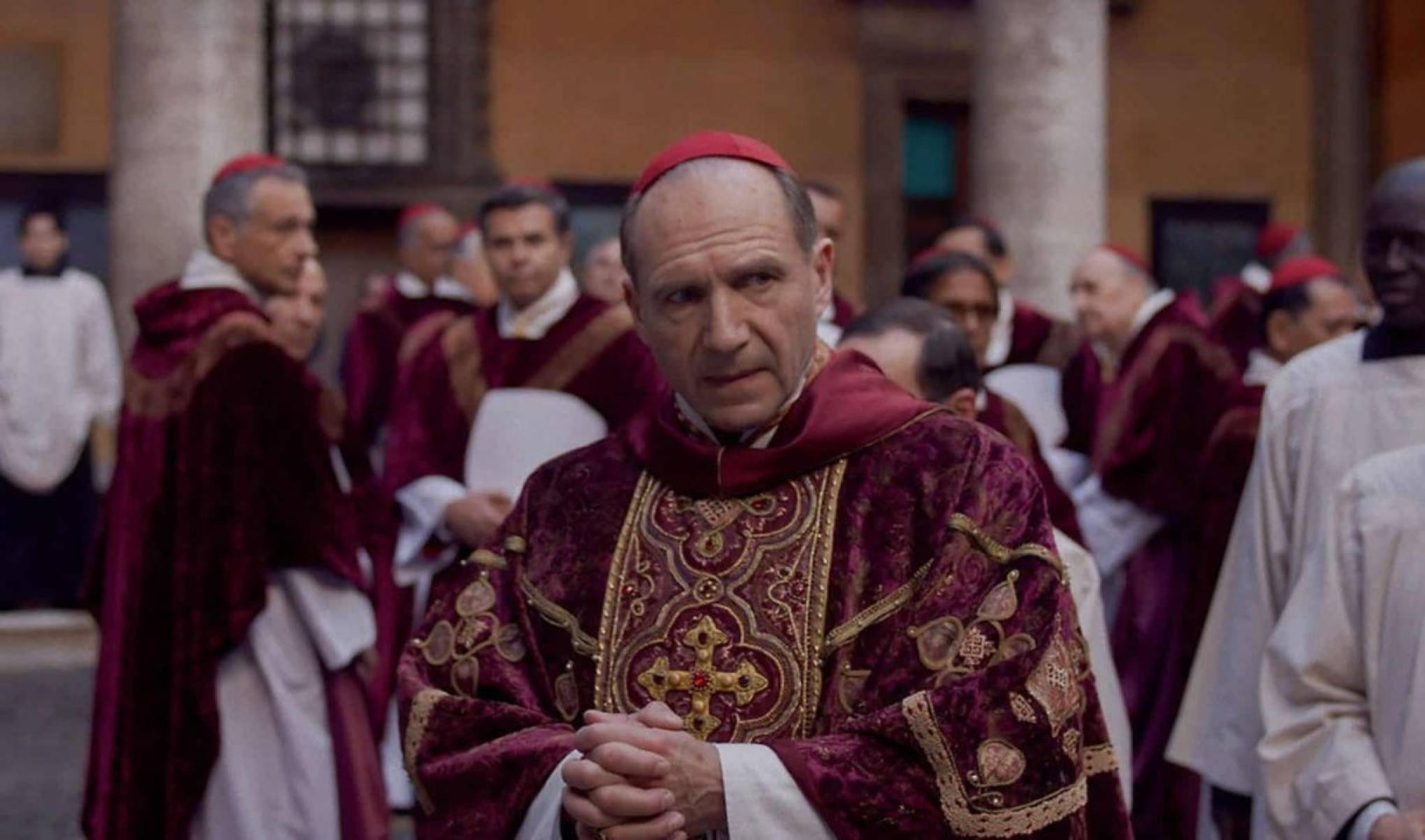  Após a morte do papa Francisco, o filme dirigido por Edward Berger, que foi indicado a oito Oscars, voltou aos cinemas e se tornou o mais visto da Prime Video-Filme Conclave