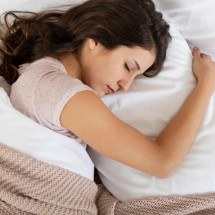 Dormir de cabelo solto faz mal para a pele?