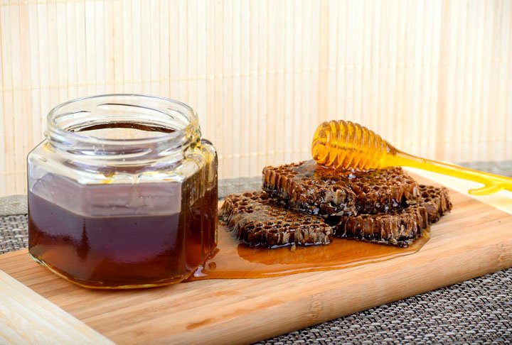 Na prÃ¡tica da apicultura, quando o mel Ã© colhido, o favo de mel Ã© removido da colmeia e a substÃ¢ncia pegajosa Ã© extraÃ­da das cÃ©lulas, deixando a estrutura do favo intacta. Dessa forma, resta apenas a cera alveolada de favo de mel, que consiste em uma folha com cÃ©lulas em hexagonal.
