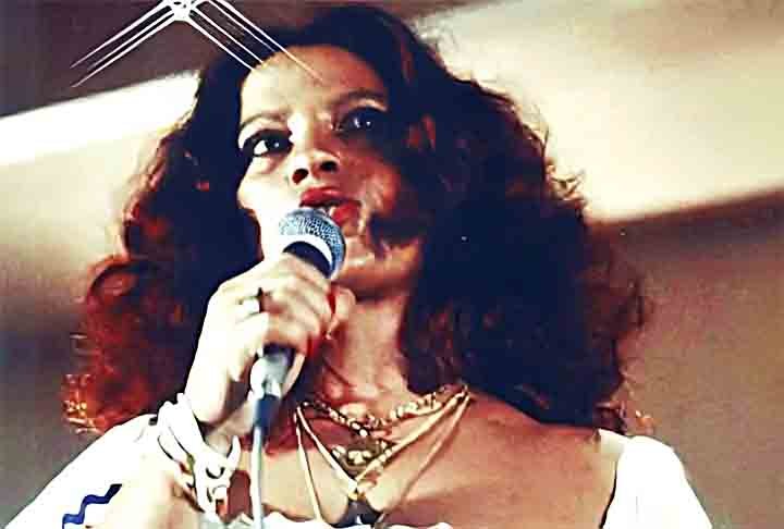 Um feito importante da carreira de Clara Nunes Ã© que ela foi a primeira cantora brasileira a bater a marca de 100 mil discos vendidos.
