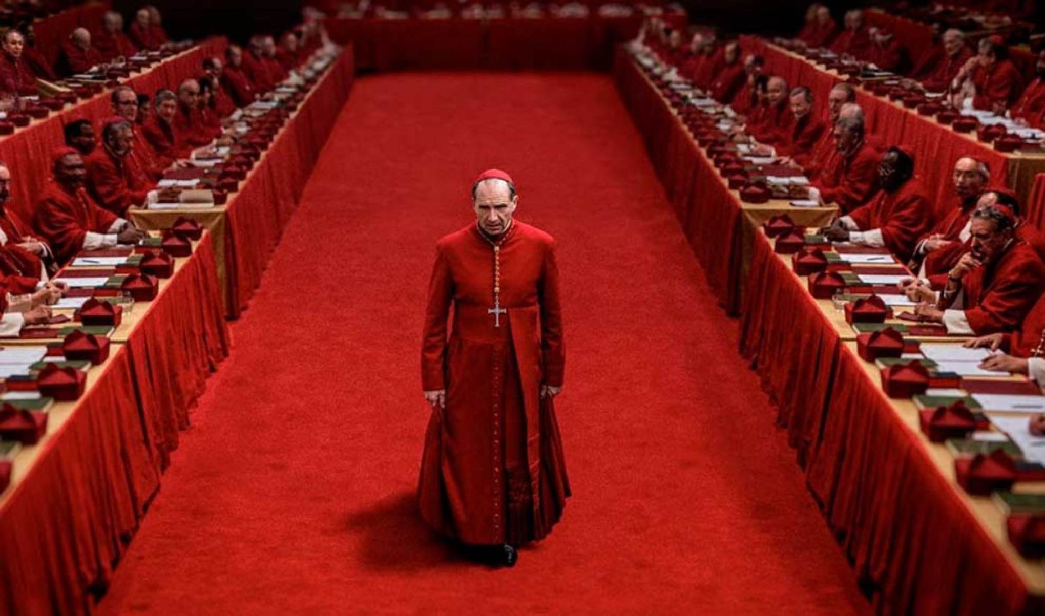 O longa mostra como os cardeais escolhem um novo papa, em meio a uma trama de mentiras e mistério. Mas o que é verdade e o que é ficção no filme?
-Filme Conclave