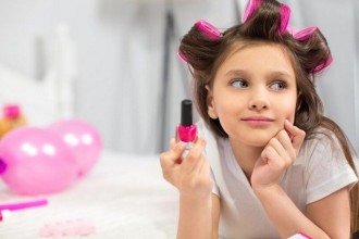 Contato de crianças com cosméticos pode causar sinais de puberdade precoce
