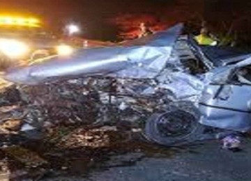 Motorista inabilitado e embriagado bateu numa caixa de água de chuva e o carro ficou destruído -  (crédito: Redes sociais)