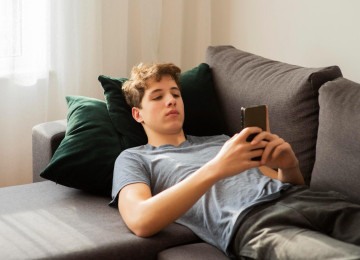 Pesquisa internacional revela que sedentarismo entre adolescentes  provoca transtornos mentais nesse grupo, devido ao isolamento decorrente de questões como inovação tecnológica e uso frequente do celular  -  (crédito: Freepik)