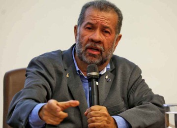 Carlos Lupi está sob grande pressão após o estouro do escândalo dos descontos indevidos -  (crédito: ANTÔNIO CRUZ/AGÊNCIA BRASIL)