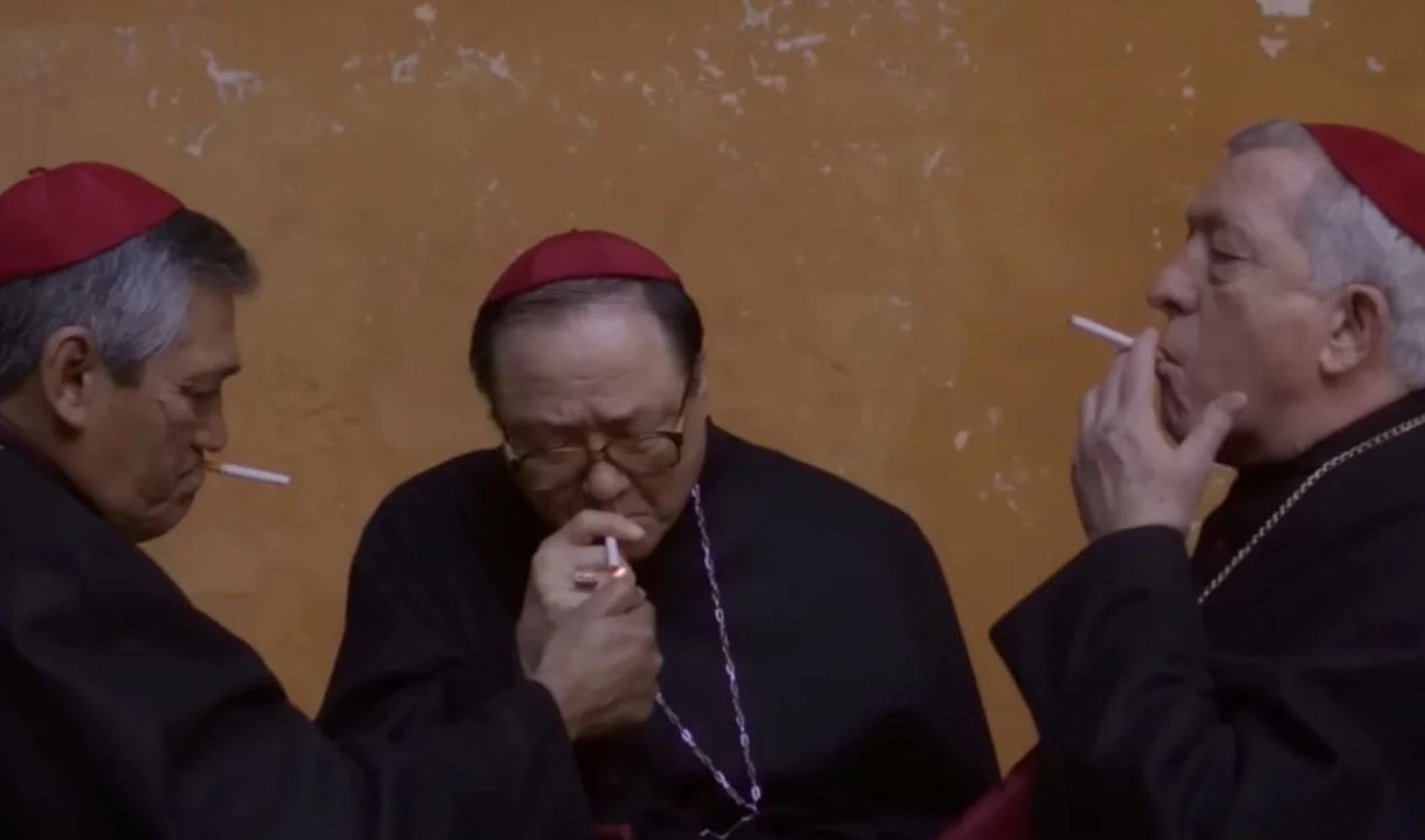 O filme acerta em muitos detalhes. Os cardeais chegam com suas malas de pernoite para iniciarem o processo e se hospedam na Domus Sanctae Marthae, a casa de hóspedes do Vaticano, com refeições comunitárias e o transporte de um ônibus.
-Filme Conclave
