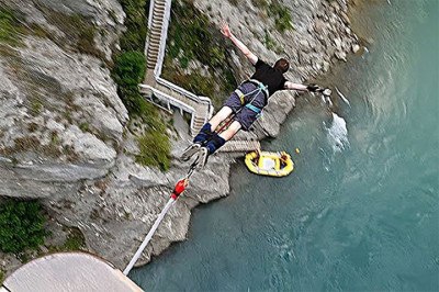 Muitas pessoas são movidas pela adrenalina e gostam de aventuras de tirar o fôlego. Seja em voos, velocidade ou saltos, diversas modalidades têm fãs que curtem rodar o mundo para ter esta sensação. Uma delas é o bungee-jumping, que possui lugares perfeitos para ser realizado. -  (crédito: - Reprodução Youtube)
