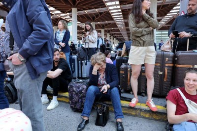 Pessoas desoladas esperam do lado de fora da estação de trem Atocha, em Madrid, após seu fechamento devido a uma apagão na Espanha e PORTUGAL -  (crédito: Thomas COEX / AFP)