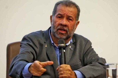 Carlos Lupi está sob grande pressão após o estouro do escândalo dos descontos indevidos -  (crédito: ANTÔNIO CRUZ/AGÊNCIA BRASIL)
