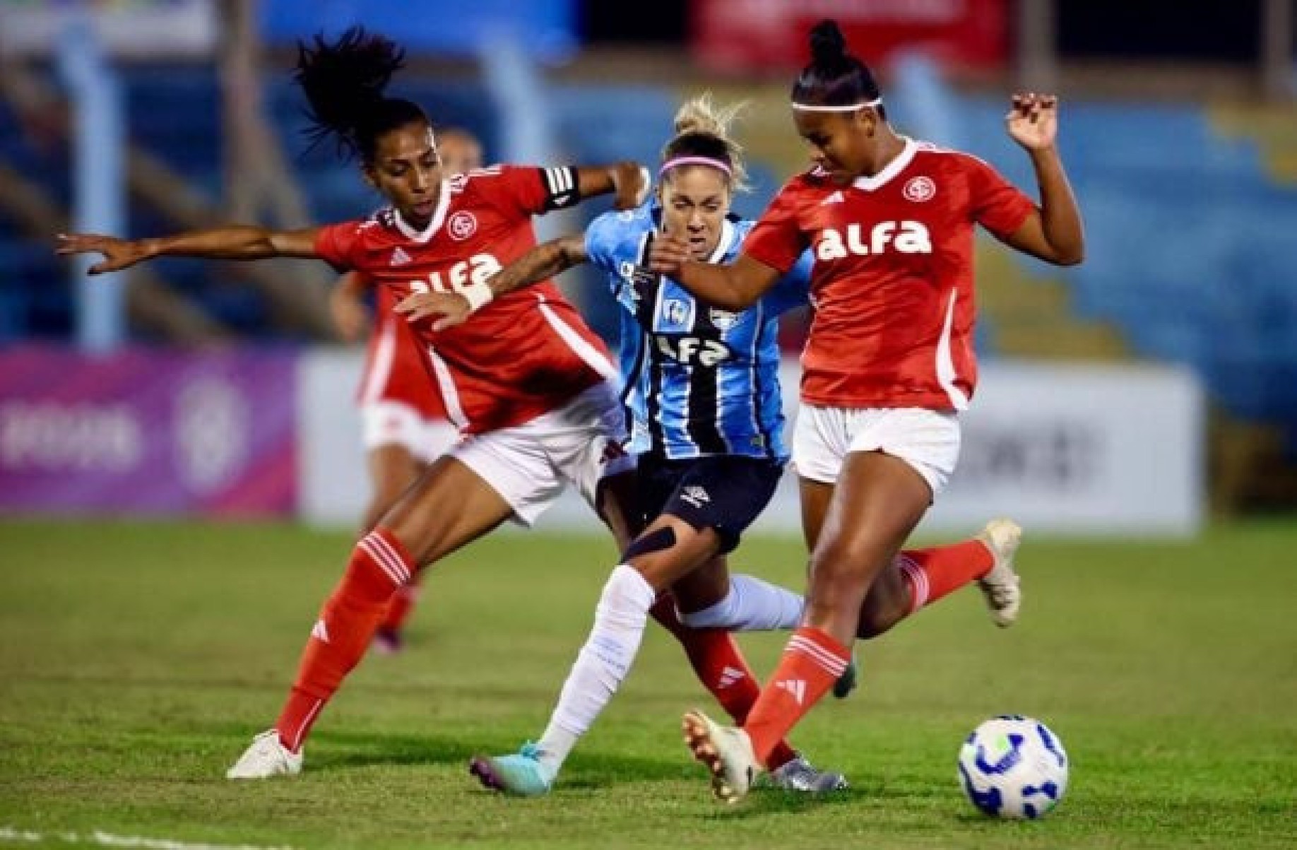 Grêmio busca empate com Internacional no Brasileirão feminino