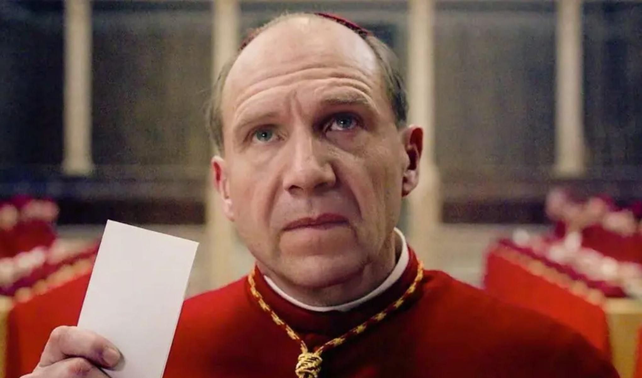 O filme também mostra os juramentos feitos pelos cardeais antes da votação, o uso de produtos químicos para garantir a cor correta da fumaça que sai da chaminé para indicar o resultado, e a varredura da Capela Sistina em busca de dispositivos de escuta.
-Filme Conclave