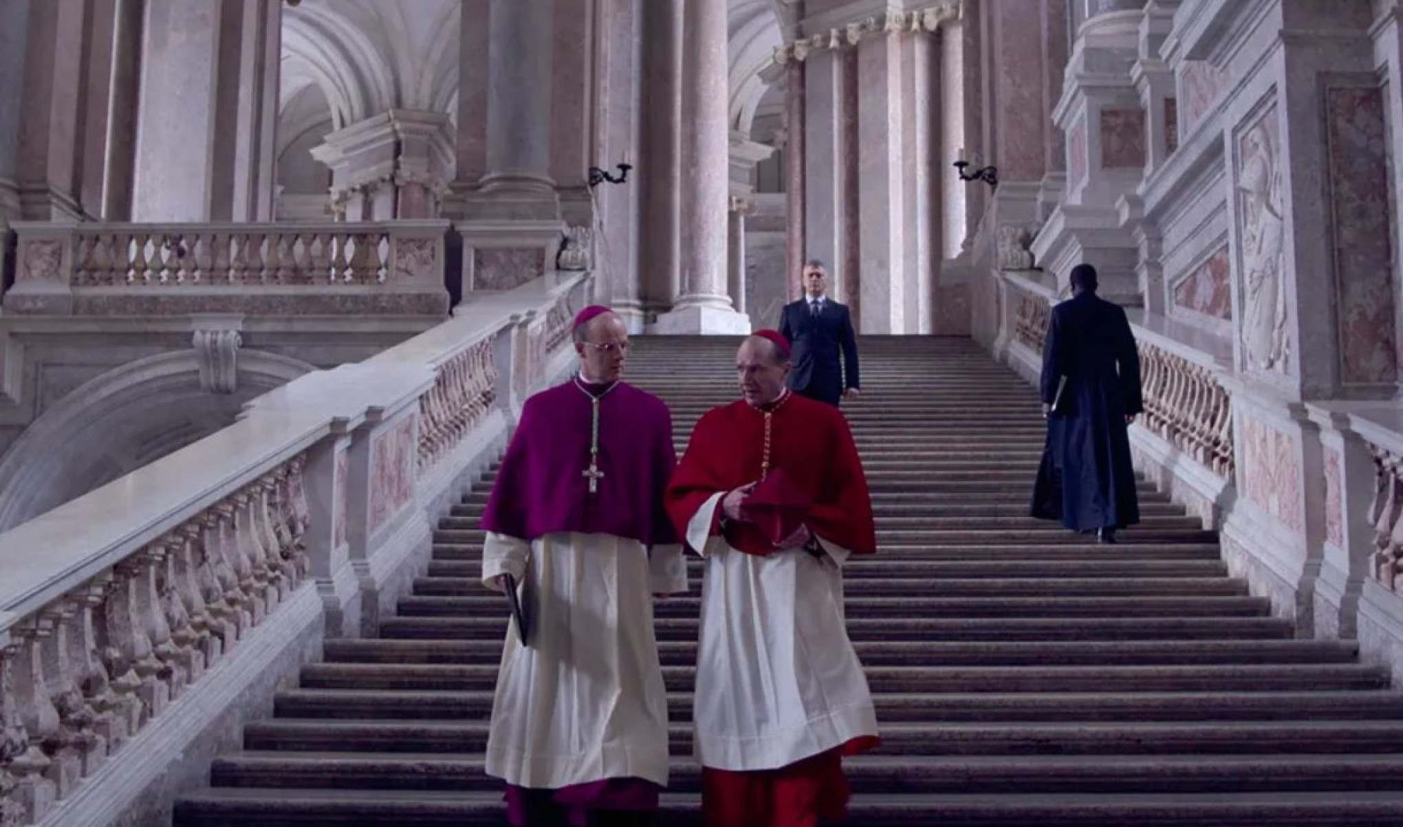 O filme também acerta ao mostrar a tensão política e as divisões ideológicas entre os cardeais, com disputas entre alas conservadoras e progressistas
-Filme Conclave