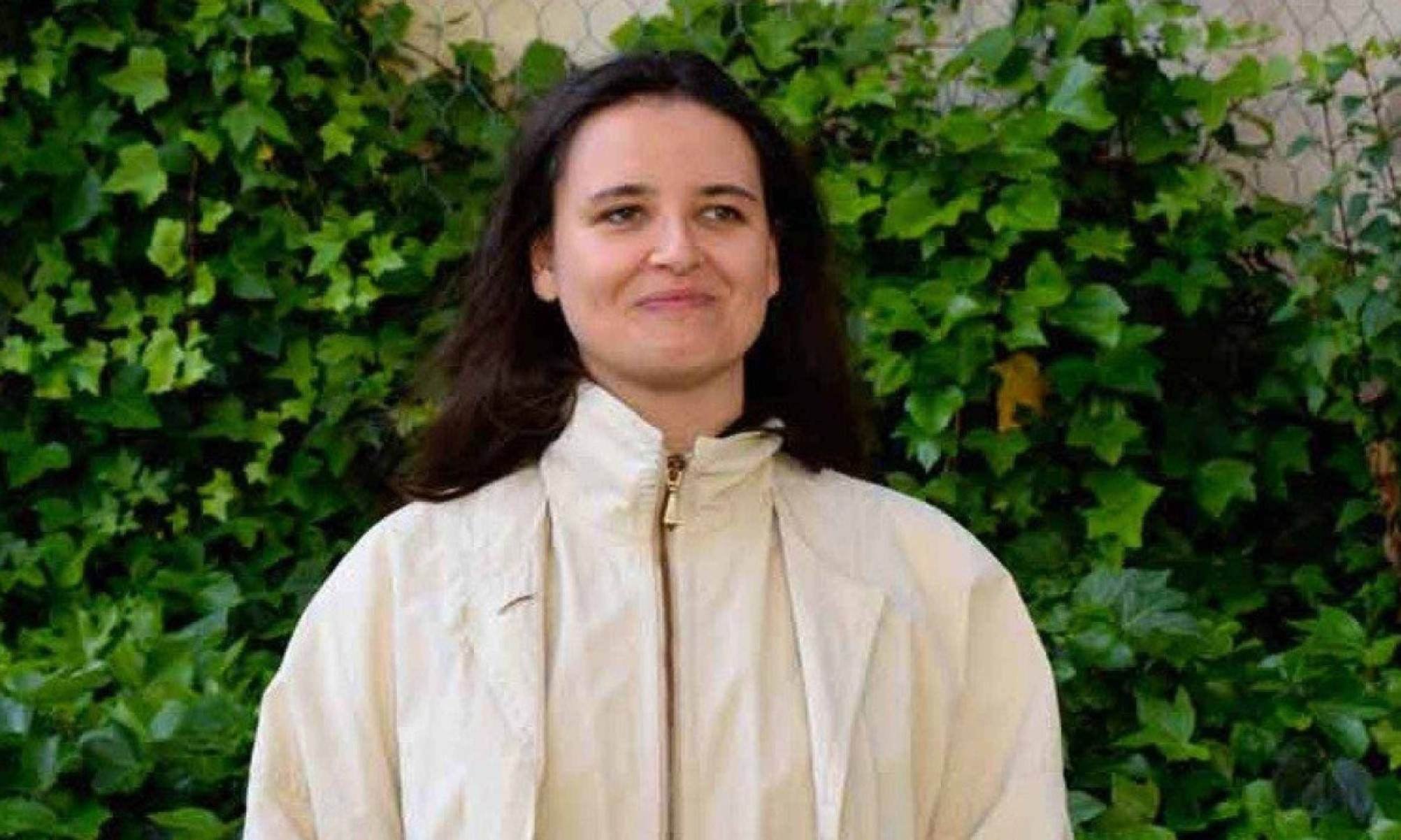 Escritora portuguesa Ana Isabel Milhanas olha para o lado e sorri