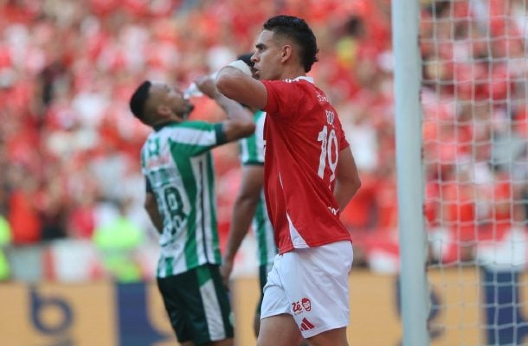 Possível lesão de Borré causa temor ao Inter pela falta de opções no ataque