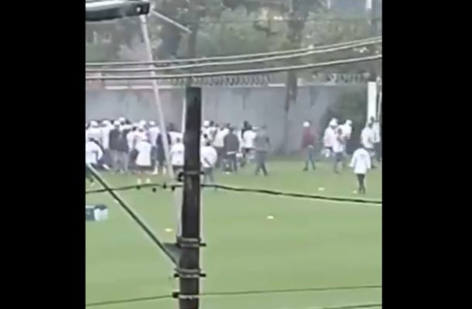 Torcedores do Santos invadem CT para cobrar jogadores