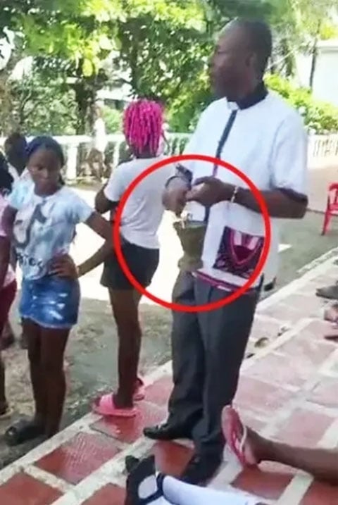 O diretor do colégio, Emilio Balanta, era um dos mais apavorados. Ele classificou a situação como "diabólica" e correu para jogar água benta no grupo. 