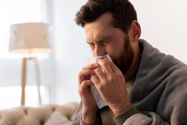 O chá de hortelã é útil no tratamento de tosse, dor de garganta e resfriados, graças a seus óleos essenciais que desinflamam as vias respiratórias. Para prepará-lo, adicione três colheres de folhas secas de hortelã em 250 ml de água fervente, tampe por 5 minutos e coe.