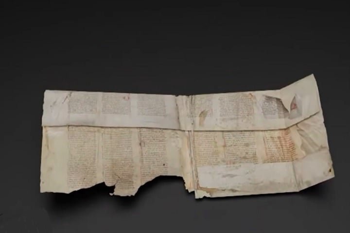Por estar dobrado, costurado e danificado, os especialistas usaram técnicas não invasivas, como modelagem 3D, imagens multiespectrais e tomografia, para revelar o conteúdo sem desmontar o livro. 
