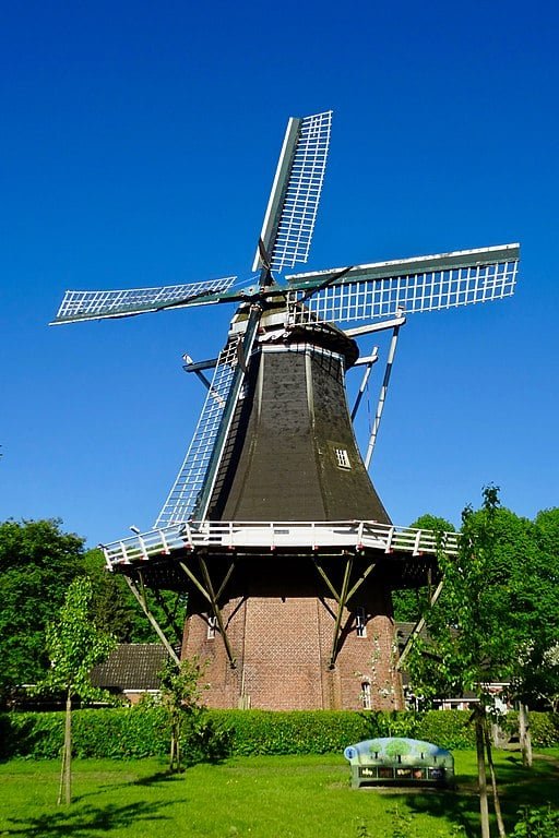 O moinho "De Korenbloem", situado na região da grande Breda, é um dos poucos inseridos em um ambiente urbano. Inaugurado em 1909, é produtor de farinha, mas ficou dezenas de anos inativo até que no fim da década de 1970 passou por uma reforma e atualmente funciona graças ao trabalho voluntário. 