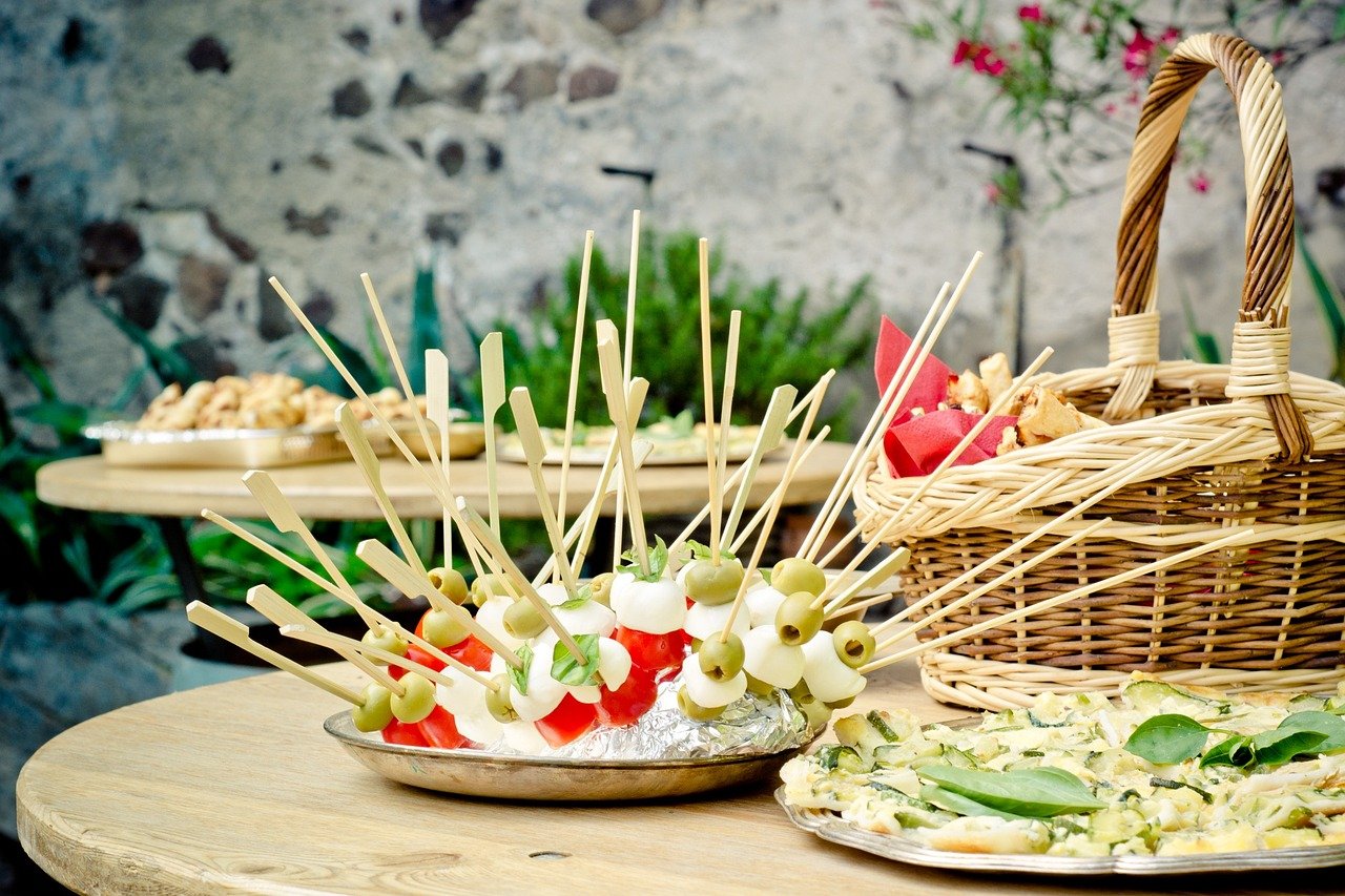 Os aperitivos foram criados para estimular o apetite antes das refeições. Com o tempo, essa prática se expandiu, incorporando uma variedade de petiscos e bebidas que não dependem de uma refeição posterior. 