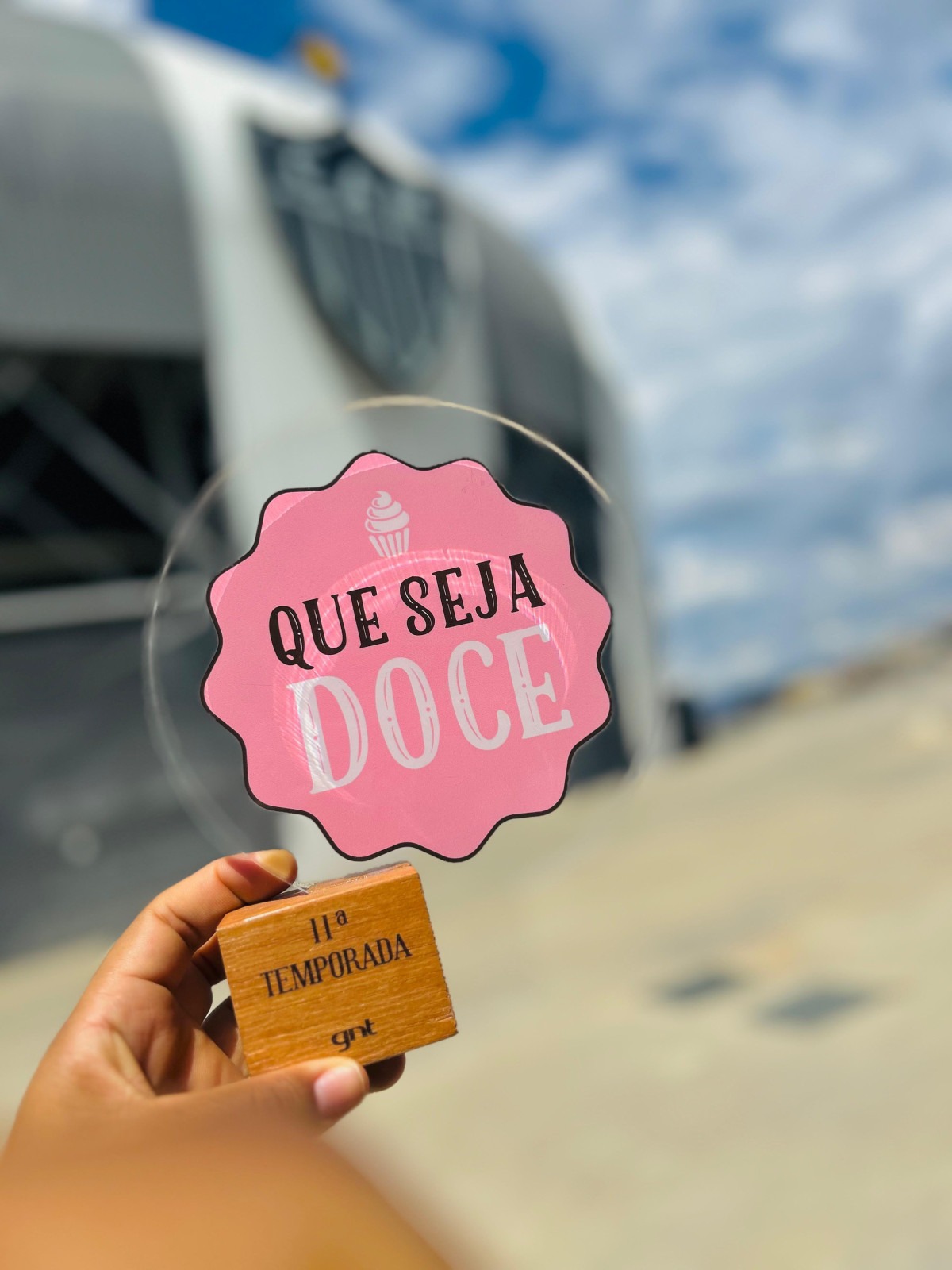 Ana Valentim mostra o troféu que recebeu na sua casa, o estádio do Atlético Mineiro Ana Valentim mostra que o troféu que recebeu está em casa, no estádio do Atlético Mineiro