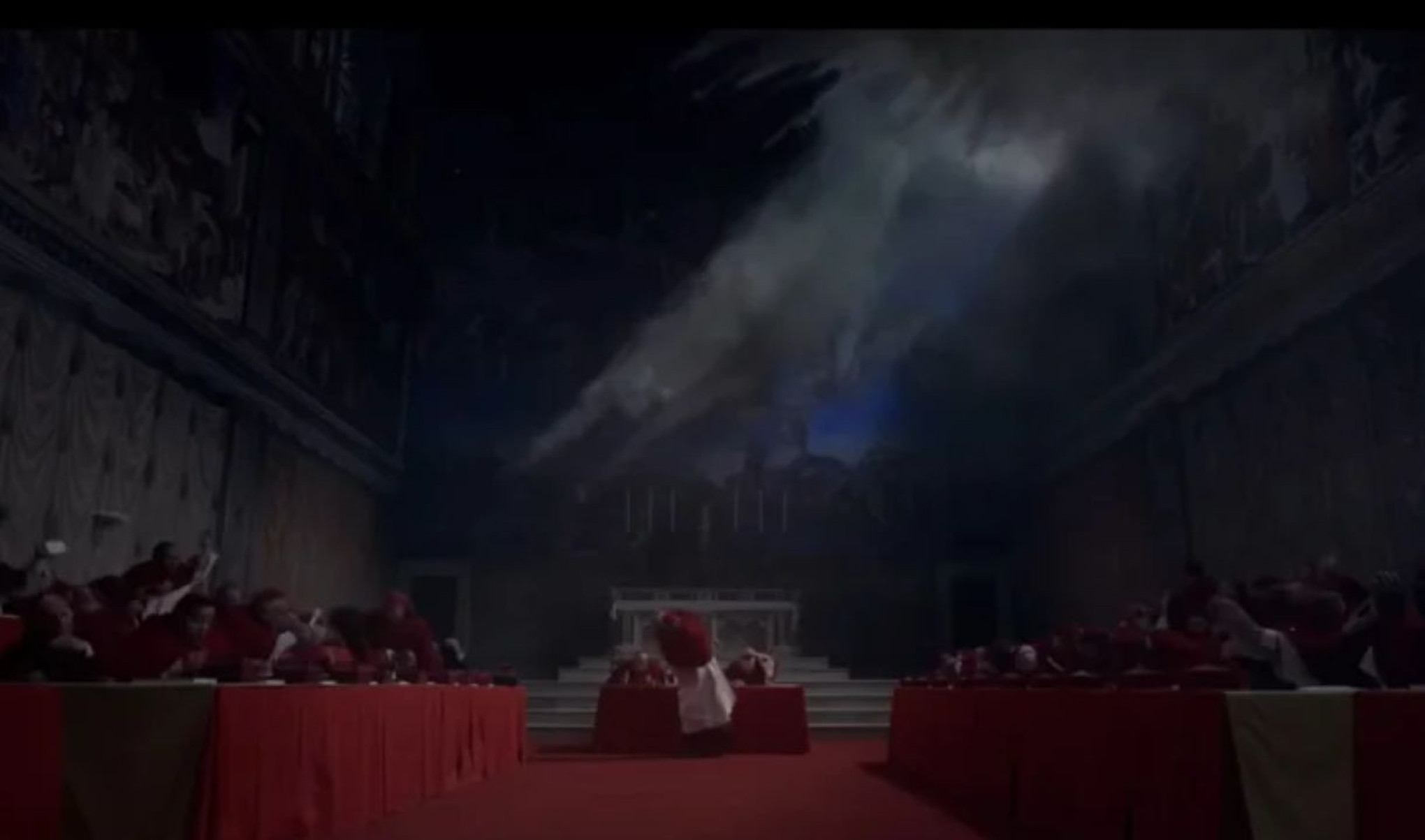  Outros elementos são as reviravoltas dramáticas e revelações pessoais, que são invenções que fazem a história ficar mais interessante. -Filme Conclave