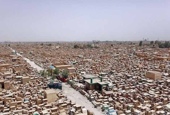 Ele fica localizado nas areias do deserto, em um lugar conhecido como o "Vale da Paz". Lá, mais de 6 milhões de pessoas repousam, homenageadas por flores, fotografias e bandeiras religiosas.