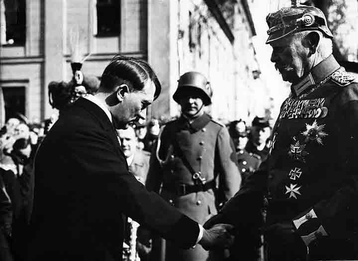 O termo aparece em um contexto de guerra e destruição vindo da Europa Central. Hitler conduziu o mundo à guerra, instituiu o terror do Holocausto e caiu em 1945. Para os seguidores de Nostradamus, a semelhança é perturbadora demais para ser apenas coincidência.