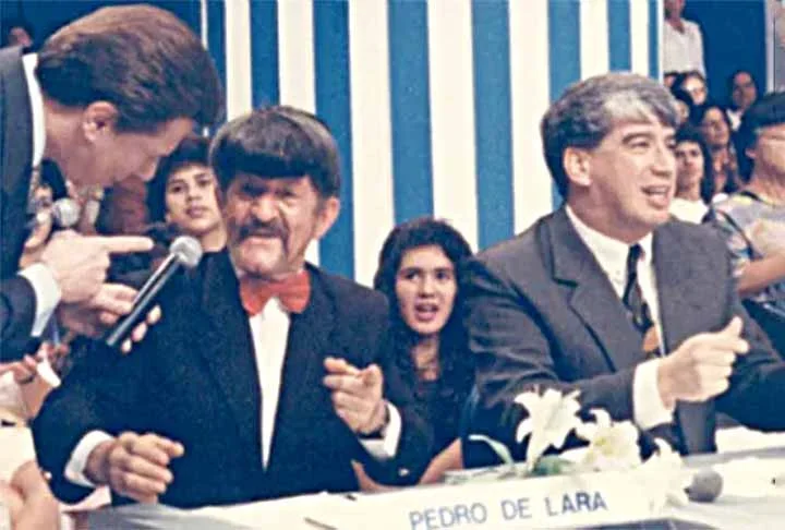 Nomes como o do humorista e um dos melhores amigos de Silvio, Manuel de Nóbrega, a comediante Consuelo Leandro, a vedete Wilza Carla, Christina Rocha e Cinira Arruda, também participaram nos primeiros anos. Nas próximas fotos, os jurados mais marcantes.