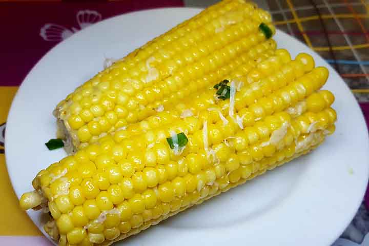 Desta forma, fizeram com que a celebração ocorresse com algo que fosse mais típico da terra onde estavam. Sendo assim, foi escolhido o milho, que já era consumido pelos índios nativos. A partir disso, o cereal se popularizou em todas as regiões do país. 