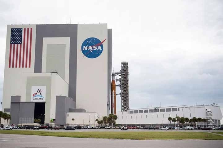 O laboratório é um centro tecnológico da NASA gerenciado pelo governo e conduzido pela iniciativa privada representada pelo Instituto de Tecnologia da Califórnia (Caltech). É responsável pela operação de vários projetos, como a missão Galileo para Júpiter e dos veículos geológicos para Marte, 