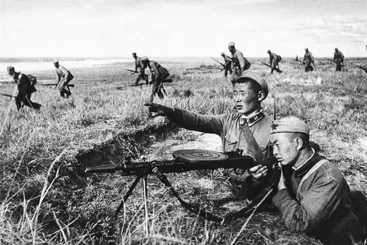 A verdade, no entanto, pode estar no poder das palavras: versos ambíguos, lidos à luz das emoções, têm a força de moldar significados. Nostradamus talvez não tenha previsto o amanhã - mas certamente marcou o presente com a força da dúvida e da imaginação.